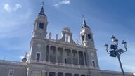 Repique de las campanas en La Almudena y banderas a media asta por la muerte del papa Francisco