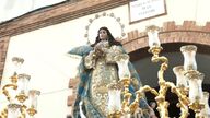 La Semana Santa se despide con el 'pique' histórico de las dos vírgenes de Castilleja de la Cuesta