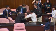 Un diputado del Parlamento de Taiwán roba un proyecto de ley, sale huyendo y se desata el caos   