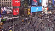 Compromís contrata una anuncio en Times Square recibir al presidente Mazón 
