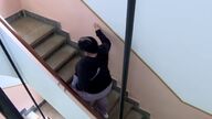 Edificios sin ascensor y bajos llenos de lodo seis meses después